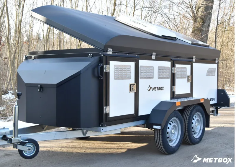 METBOX dual-axle dog trailer with pop-up roof, Resfriar roof vent, and multi-door crate compartments
